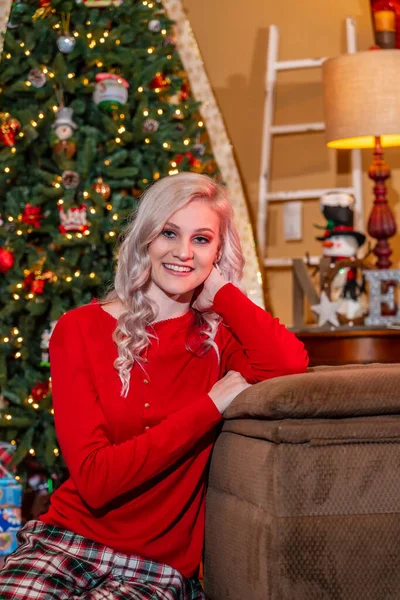 Wspaniała Blondynka Model Cieszy Się Sezonie Świątecznym Domu Choinką Prezenty — Zdjęcie stockowe