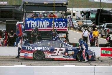 02 Ağustos 2020 - Loudon, New Hampshire, ABD: Corey LaJoie (32) Loudon, New Hampshire 'daki Foxwoods Resort Casino 301 için yarışır..