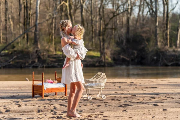 Beautiful Young Mother Her Daughter Enjoy Spring Weather — Stock Photo, Image