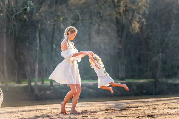 Beautiful Young Mother Her Daughter Enjoy Spring Weather — Stock Photo, Image