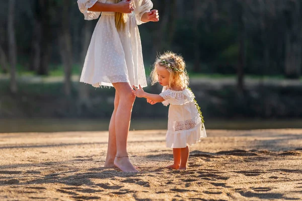 Een Mooie Jonge Moeder Haar Dochter Genieten Van Het Lenteweer — Stockfoto