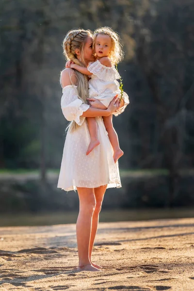 Beautiful Young Mother Her Daughter Enjoy Spring Weather — Stock Photo, Image