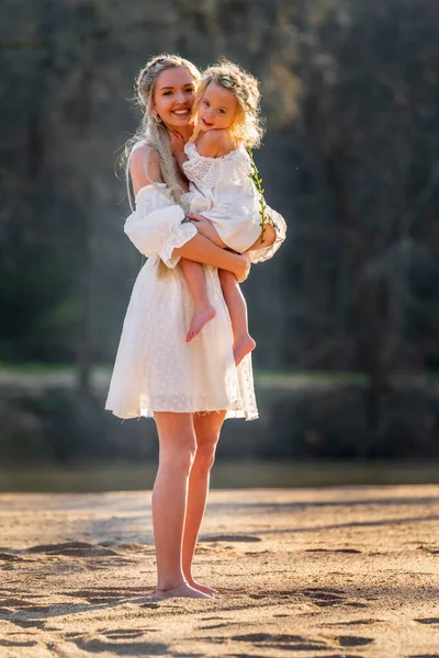 Beautiful Young Mother Her Daughter Enjoy Spring Weather — Stock Photo, Image