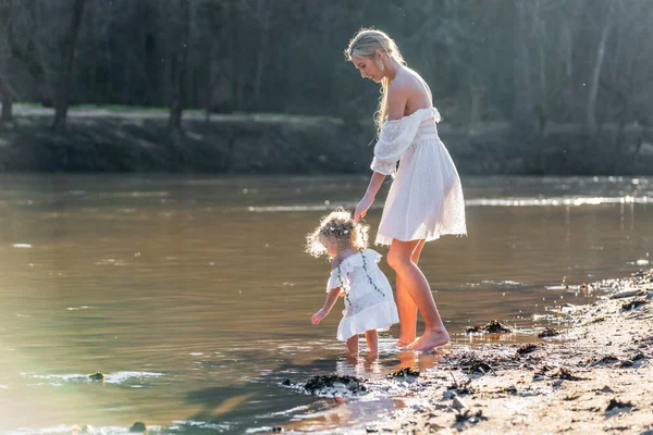 Beautiful Young Mother Her Daughter Enjoy Spring Weather — Stock Photo, Image