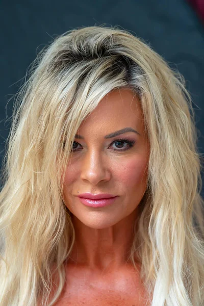 Çekici sarışın bir mankenin portresi. 