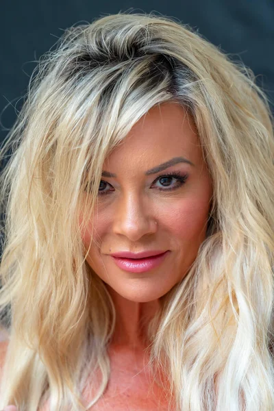 Çekici sarışın bir mankenin portresi. 