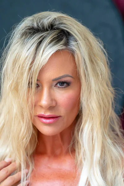 Çekici sarışın bir mankenin portresi. 