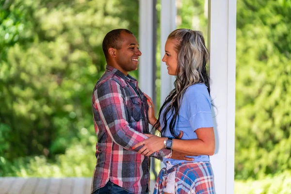 Interracial Couple Enjoying Each Others Company Summers Day — Stock Photo, Image