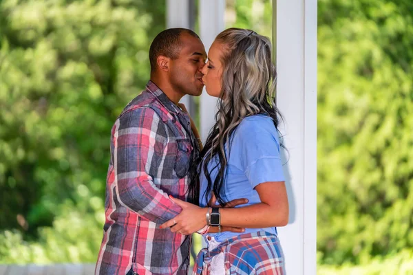 Casal Interracial Curtindo Companhia Uns Dos Outros Dia Verão — Fotografia de Stock