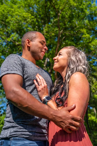 Interracial Couple Enjoying Each Others Company Summers Day — Stock Photo, Image