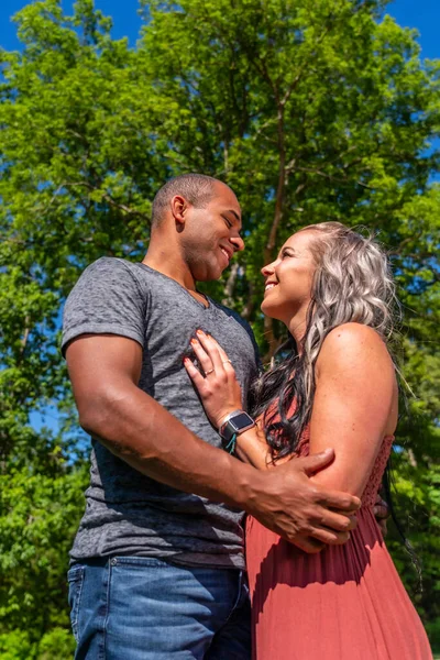 Interracial Couple Enjoying Each Others Company Summers Day — Stock Photo, Image