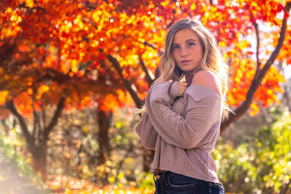 Gorgeous Blonde Model Enjoys Autumn Day Outdoors Park — Stock Photo, Image