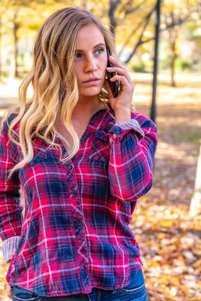 Une Magnifique Mannequin Blonde Parle Sur Son Téléphone Portable Jour — Photo