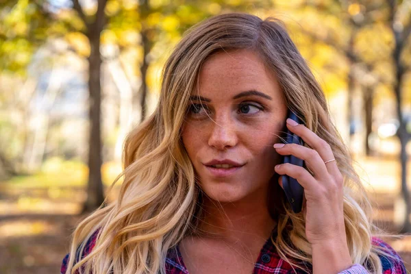 Une Magnifique Mannequin Blonde Parle Sur Son Téléphone Portable Jour — Photo