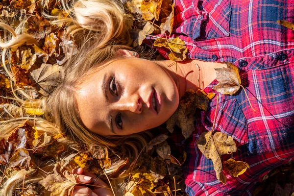 Wspaniała Blondynka Modelka Cieszy Się Jesiennym Dniem Świeżym Powietrzu Parku — Zdjęcie stockowe