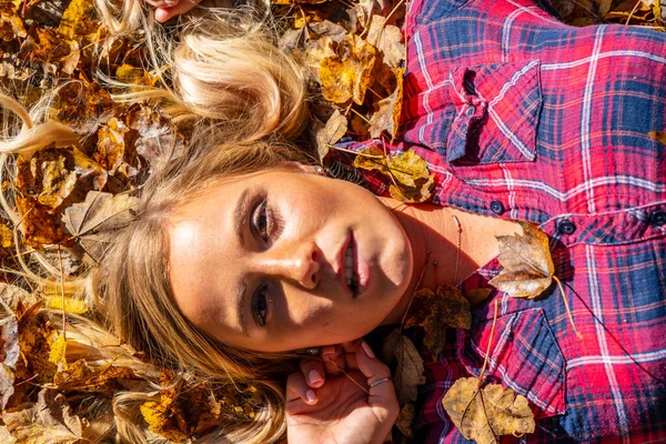 Una Hermosa Modelo Rubia Disfruta Día Otoño Aire Libre Parque — Foto de Stock