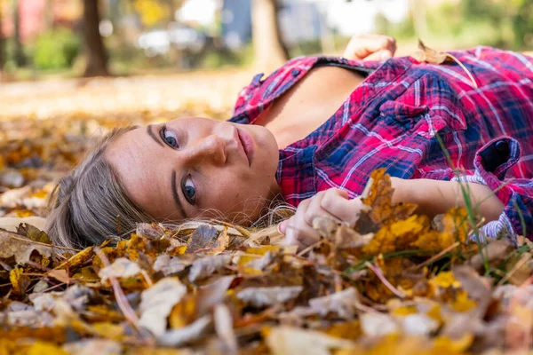 Una Hermosa Modelo Rubia Disfruta Día Otoño Aire Libre Parque — Foto de Stock