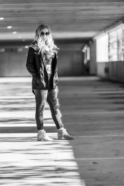 Ein Hinreißendes Blondes Model Posiert Einem Herbsttag Auf Einem Parkdeck — Stockfoto