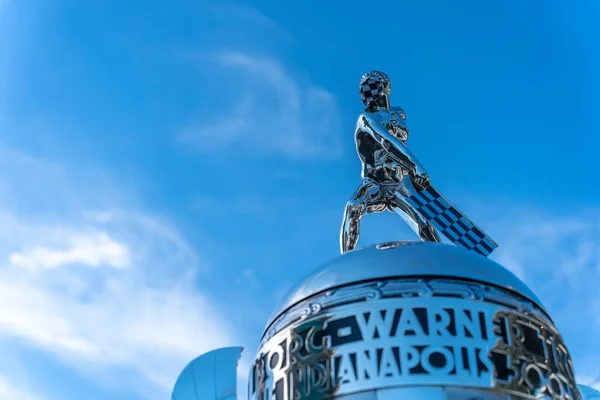 在印第安纳波利斯的印第安纳波利斯高速道举行的印第安纳波利斯500决赛之前 华纳奖杯就已经展出了 — 图库照片