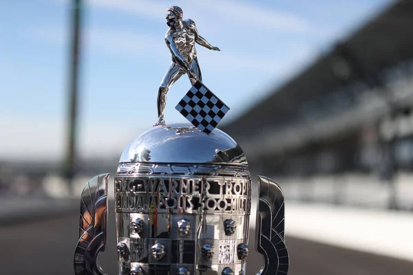 Борг Ворнер Трофі Виставляється Перед Остаточною Практикою Indianapolis 500 Автомагістралі — стокове фото