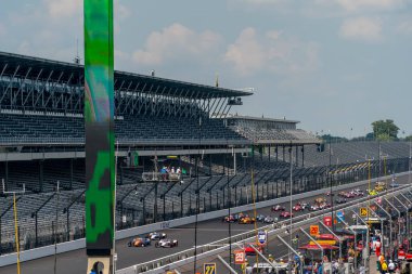 Indianapolis 500 'deki Indianapolis Motor Yarış Pisti' ne yeşil bayrak iniyor..