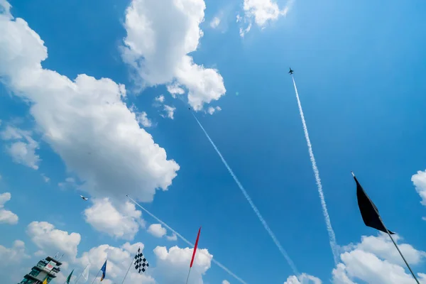 米国空軍は インディアナ州インディアナポリスで開催されたインディ500の104回目の開催地として インディアナポリス モーター スピードウェイでフライオーバーを行う — ストック写真