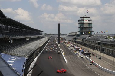 Indianapolis 500 'deki Indianapolis Motor Yarış Pisti' ne yeşil bayrak iniyor..