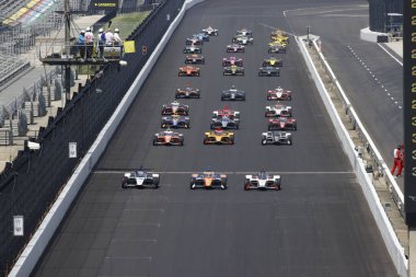 Indianapolis 500 'deki Indianapolis Motor Yarış Pisti' ne yeşil bayrak iniyor..