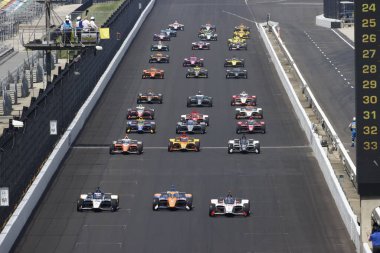 Indianapolis 500 'deki Indianapolis Motor Yarış Pisti' ne yeşil bayrak iniyor..