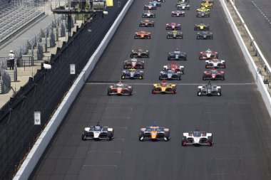 Indianapolis 500 'deki Indianapolis Motor Yarış Pisti' ne yeşil bayrak iniyor..