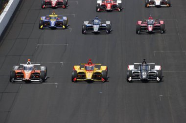 Indianapolis 500 'deki Indianapolis Motor Yarış Pisti' ne yeşil bayrak iniyor..