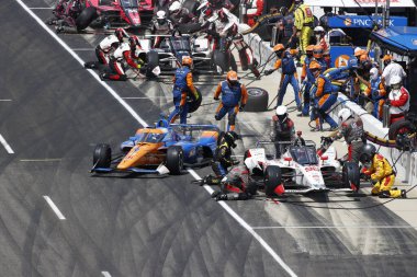 NTT IndyCar Serisi takımları Indianapolis 'teki Indianapolis 500 için Indianapolis Motor Yarış Pistine gidiyor..