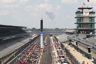 Indianapolis 500 'deki Indianapolis Motor Yarış Pisti' ne yeşil bayrak iniyor..