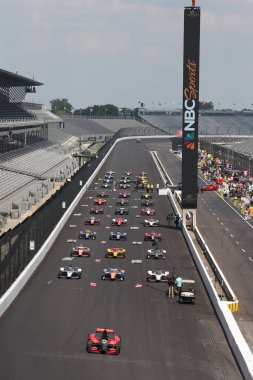 Indianapolis 500 'deki Indianapolis Motor Yarış Pisti' ne yeşil bayrak iniyor..