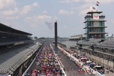 Indianapolis 500 'deki Indianapolis Motor Yarış Pisti' ne yeşil bayrak iniyor..