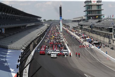 Indianapolis 500 'deki Indianapolis Motor Yarış Pisti' ne yeşil bayrak iniyor..
