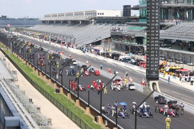 Indianapolis 500 'deki Indianapolis Motor Yarış Pisti' ne yeşil bayrak iniyor..