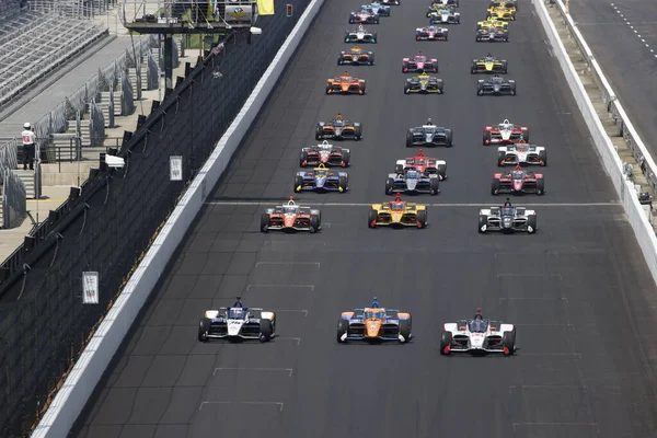 Indianapolis 500 'deki Indianapolis Motor Yarış Pisti' ne yeşil bayrak iniyor..