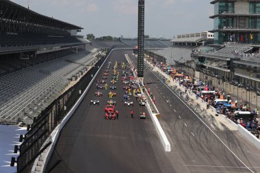 Indianapolis 500 'deki Indianapolis Motor Yarış Pisti' ne yeşil bayrak iniyor..
