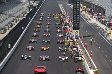 Indianapolis 500 'deki Indianapolis Motor Yarış Pisti' ne yeşil bayrak iniyor..