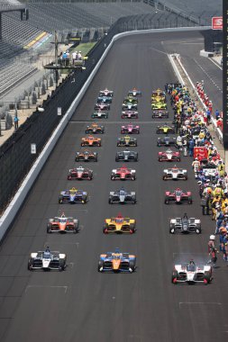 Indianapolis 500 'deki Indianapolis Motor Yarış Pisti' ne yeşil bayrak iniyor..