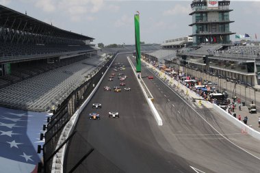 NTT IndyCar Serisi takımları Indianapolis 'teki Indianapolis 500 için Indianapolis Motor Yarış Pistine gidiyor..