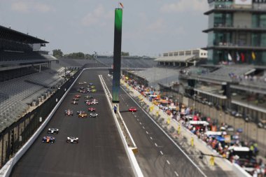 NTT IndyCar Serisi takımları Indianapolis 'teki Indianapolis 500 için Indianapolis Motor Yarış Pistine gidiyor..