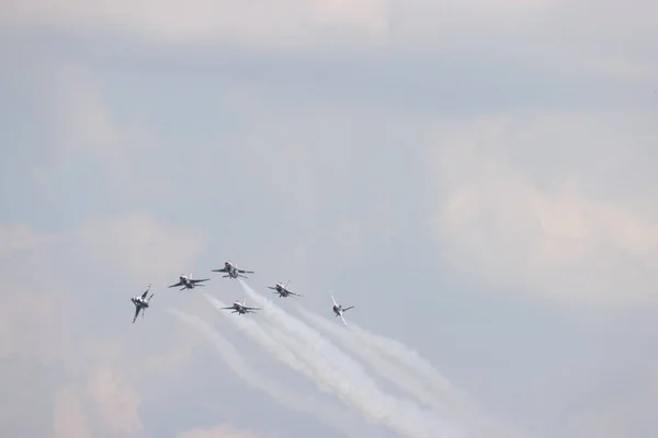 米国空軍は インディアナ州インディアナポリスで開催されたインディ500の104回目の開催地として インディアナポリス モーター スピードウェイでフライオーバーを行う — ストック写真