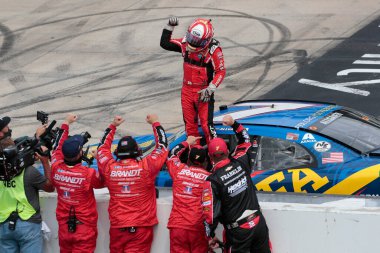 Justin Allgaier (7) Dover, Delaware 'deki Dover International Speedway' de Drydene 200 'ü kazandı..