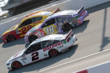 Brad Keselowski (2) Brooklyn, Michigan 'daki Michigan Uluslararası Yarış Pisti' nde İtfaiye Kumarhanesi 400 için yarışıyor..