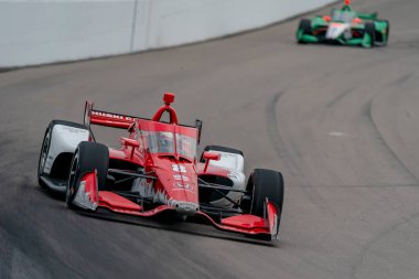 İsveç 'in Kumla kentinden MARCUS ERICSSON (8), Madison, Illinois' deki World Wide Technology Raceway 'deki Bommarito Otomotiv Grubu 500 yarışı sırasında virajlarda yarışıyor..