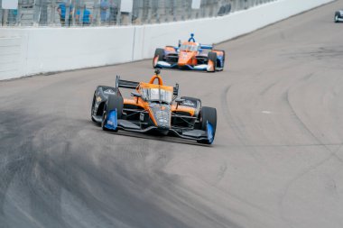 ABD 'li OLIVER ASKEW (7), Madison, Illinois' deki World Wide Technology Raceway 'deki Bommarito Otomotiv Grubu 500 yarışında virajlardan geçmektedir..