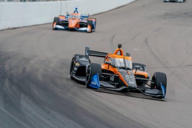 ABD 'li OLIVER ASKEW (7), Madison, Illinois' deki World Wide Technology Raceway 'deki Bommarito Otomotiv Grubu 500 yarışında virajlardan geçmektedir..