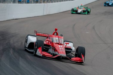 İsveç 'in Kumla kentinden MARCUS ERICSSON (8), Madison, Illinois' deki World Wide Technology Raceway 'deki Bommarito Otomotiv Grubu 500 yarışı sırasında virajlarda yarışıyor..